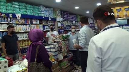 Covid-19 denetimine çıkan belediye başkanı kendi elleri ile çocuklara maske taktı