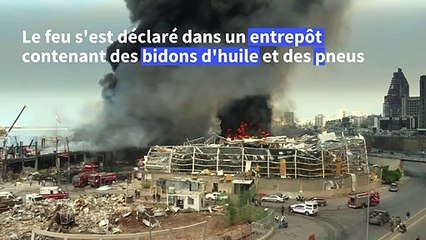 Des pompiers luttent contre un incendie dans le port de Beyrouth