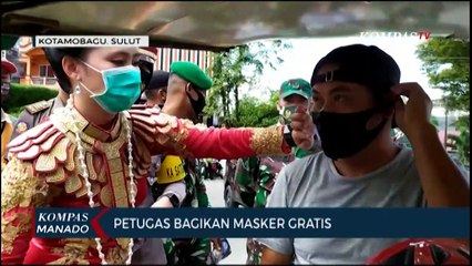 Polisi Bagikan Masker Sambil Berpakain Adat Daerah