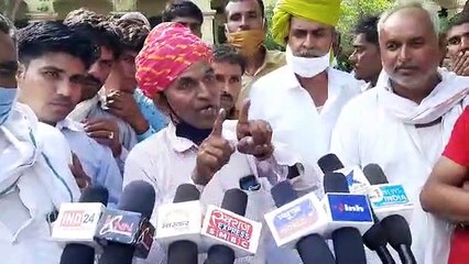 सोयाबीन की फसल खराब होने के कारण किसानों ने किया प्रदर्शन