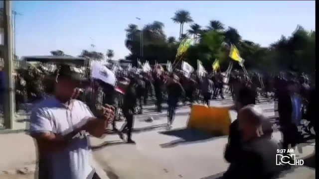 Multitud de iraquíes protestan frente a la embajada de EEUU tras bombardeos