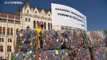 PET-Müllberge vor Parlament: Greenpeace-Aktion in Budapest