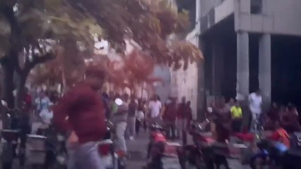 Video: Colectivos disparan y agreden los vehículos de Juan Guaidó