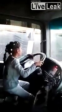 Il laisse sa fille de 8 ans conduire son camion