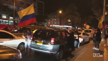 A favor y en contra: colombianos se manifiestan por decisión contra Álvaro Uribe