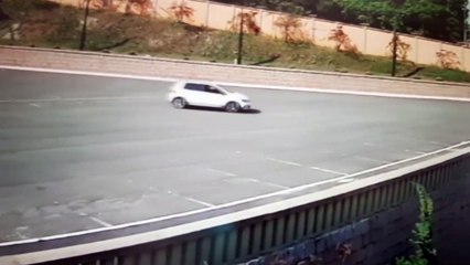 Motorista perde controle, quebra mureta e despenca do estacionamento de igreja; vídeo