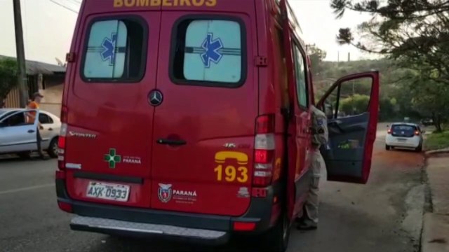 Jovem é socorrido pelo Siate após colisão entre carro e bicicleta no Bairro Floresta