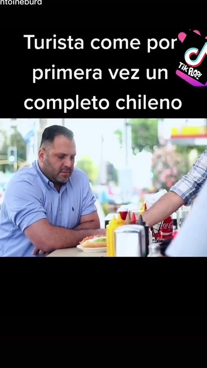disfrutando un completo en Chile