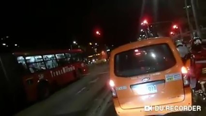 Ladrones aprovechan las ventanas de Transmilenio para robar celulares