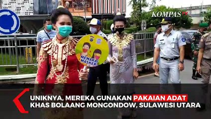 Unik! Polwan Bagikan Masker Gunakan Pakaian Adat