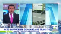 Imprudencia al volante: graban a agente de tránsito chateando mientras conduce motocicleta en Itagüí