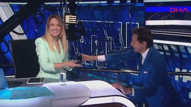 Canlı yayında sunucuya evlilik teklifi