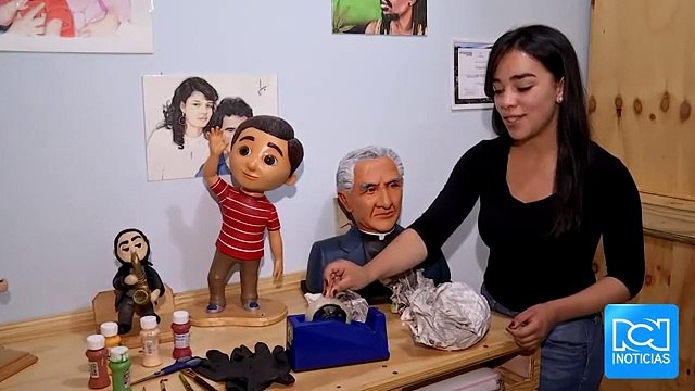 Joven construye figuras tridimensionales elaboradas con papel periódico usado