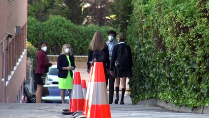 Letizia acompaña a sus hijas al colegio