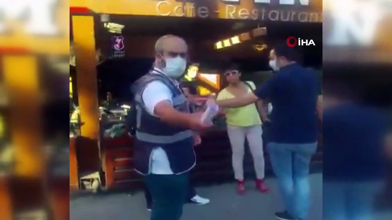 Maske takmamak için polise direnen kadına hemcinsinden görülmemiş tepki: 'Polisler sana kadınsın diye bir şey yapmıyor, ben parçalarım seni'