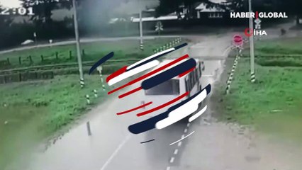 Lokomotifin otobüse çarptığı anlar kamerada