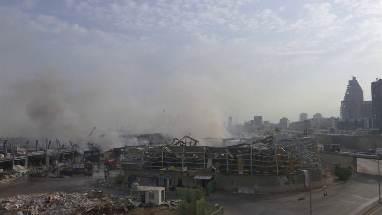 Un important nuage de fumée émane du port de Beyrouth au lendemain d'un incendie