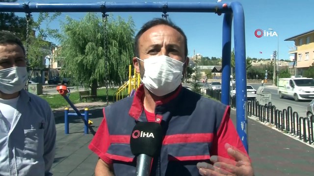 Çıplak halde oyun parkında gezen adam mahalleliyi isyan ettirdi
