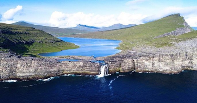 Un lac mystérieux suspendu au-dessus de l'océan