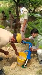 झांसी में हैंडपंप से हजारों लीटर निकली दारू, अवैध कच्ची शराब का बड़ा कारोबार का हुआ भंडाफोड़