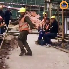 Cet ouvrier va vous étonner par ses incroyables talents !