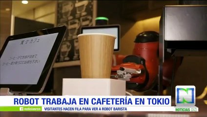 Robot atiende a los clientes de un popular café de Tokio