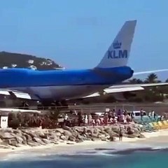 Décollage d’un avion près d’une plage