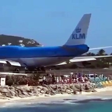 Décollage d’un avion près d’une plage