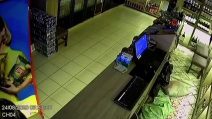 Hırsızlık şüphelileri sert kayaya çarptı...Eski kick boksçu hırsız nöbeti tuttu