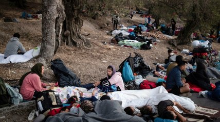 Thousands of refugees sleep rough, without food, after Moria fire