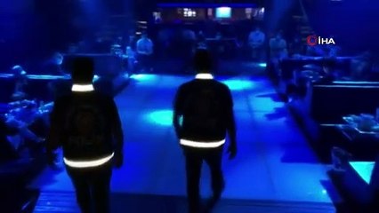 Polis denetiminden kurtulmak için kapının arkasına heykel koydular