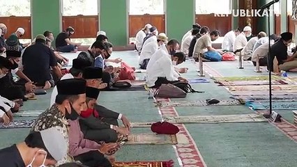 Sholat berjamaah di rumah saat pemberlakuan PSBB di masa pandemi.