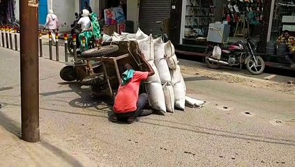 रोड खराब होने से मजदूर की पलटी जुगाड़ गाड़ी, हुआ नुकसान