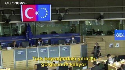 AP'de Türk bayrağının AB bayrağı ile iç içe gösterilmesi tepki çekince ekrandan kaldırıldı