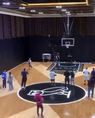 Stephen Curry passe voir Drake pour un concours à 3-points