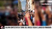 Salvini contestato a Torre del Greco: pomodori e fischi per il leader della Lega