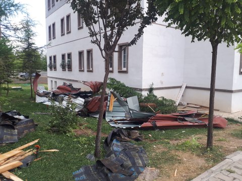 Şiddetli rüzgar çatıları uçurdu