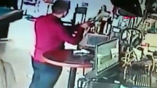 İçtiklerinin parasını, bahşiş kutusundan çaldığı parayla ödedi