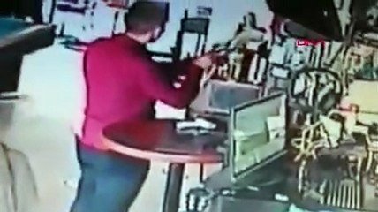 İçtiklerinin parasını, bahşiş kutusundan çaldığı parayla ödedi