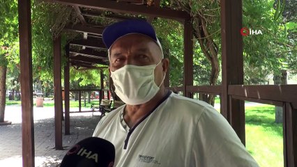 Ailesinin uzaklaştırma kararı aldırdığı yaşlı adam parkta yatıyor