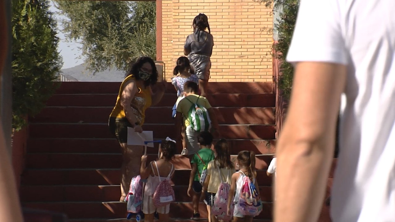 Padres del República Uruguay critican "improvisación" en las administraciones