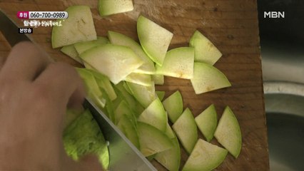 어머니를 위해 아침을 준비하는 아들