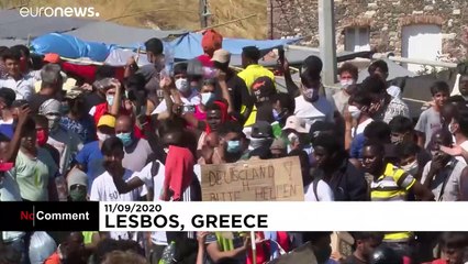 Thousands of migrants, still living on the streets, protest in Lesbos