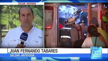 Mujer cayó desde un puente vehicular sobre un bus de Metroplús en Medellín