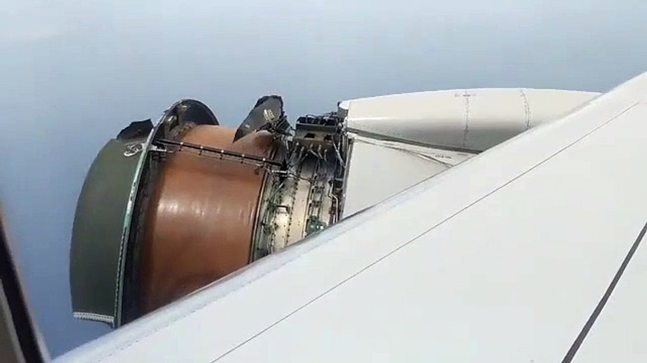 Le réacteur de l'avion perd sa coque en plein vol... Pas très rassurant
