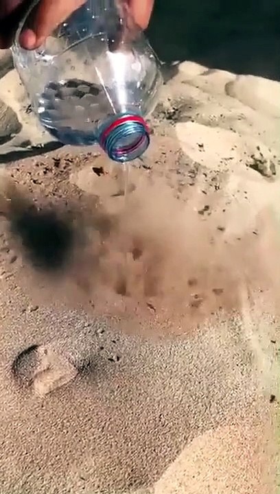 Il verse de l'eau sur du sable très chaud dans le désert... Expérience incroyable