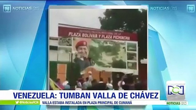En Cumaná manifestantes tumbaron una valla de Chávez