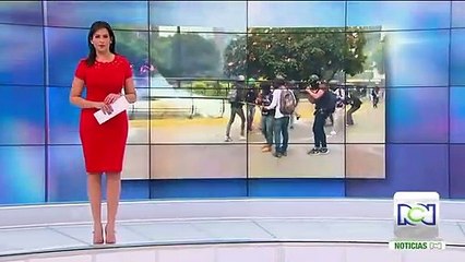 En medio de la lluvia de gases, un violinista entonó el himno nacional de Venezuela