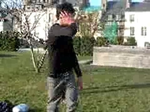 entrainemen tecktonik dans le pti parc au dessus de paté