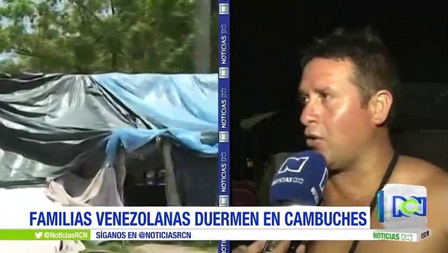 Familias venezolanas duermen en cambuches cerca de terminales de transporte